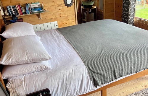 Bradford-on-Avon Cabina | Cabin Retreat Close to town centre and train station, 12 min train to Bath.