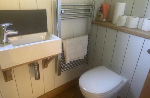 Bletchley Casa | Cabin Retreat in Bedford - Sleeps 2 & Free parking