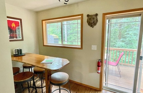 Packwood Cabina | Cabin Retreat in the Woods - Hot Tub, Grill, Firepit, Ski at White Pass, Hiking