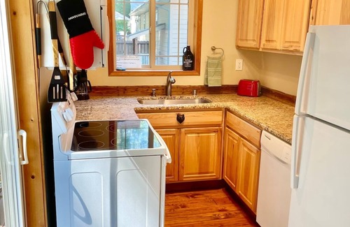 Packwood Cabina | Cabin Retreat in the Woods - Hot Tub, Grill, Firepit, Ski at White Pass, Hiking