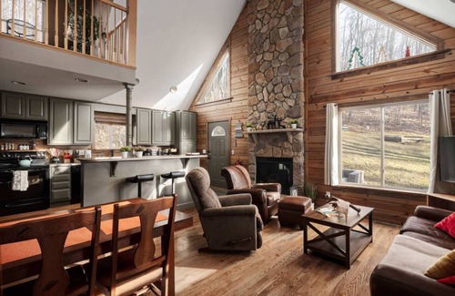 Linden Cabina | Cabin Retreat in Virginia Wine Country – Hot Tub, Theater Room & Pet-Friendly