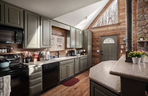Linden Cabina | Cabin Retreat in Virginia Wine Country – Hot Tub, Theater Room & Pet-Friendly