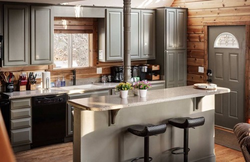 Linden Cabina | Cabin Retreat in Virginia Wine Country – Hot Tub, Theater Room & Pet-Friendly