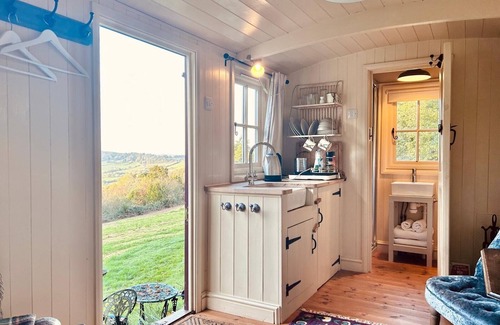Chepstow Cabina | Cabin Retreat near Chepstow, Sleeps 2 with Hot Tub