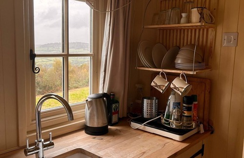 Chepstow Cabina | Cabin Retreat near Chepstow, Sleeps 2 with Hot Tub