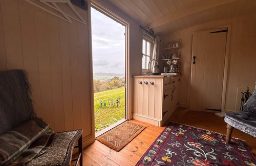 Chepstow Cabina | Cabin Retreat near Chepstow, Sleeps 2 with Hot Tub
