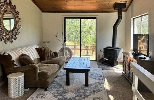 Placerville Cabina | Cabin Retreat near whitewater rafting & nature hiking, apple hill & main street.
