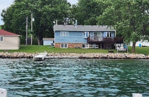 Battle Lake Cabina | Cabin Retreat On Beautiful, Crystal Clear Eagle Lake in Ottertail County, MN