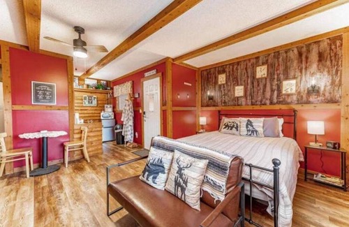 Mulvane Otro | Cabin retreat with private hot tub and breakfast 1