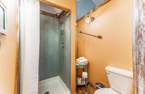 Mulvane Otro | Cabin retreat with private hot tub and breakfast 1