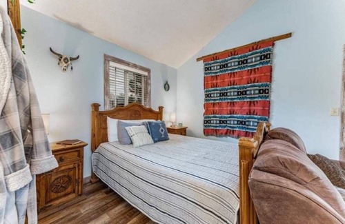 Mulvane Otro | Cabin retreat with private hot tub and breakfast 1