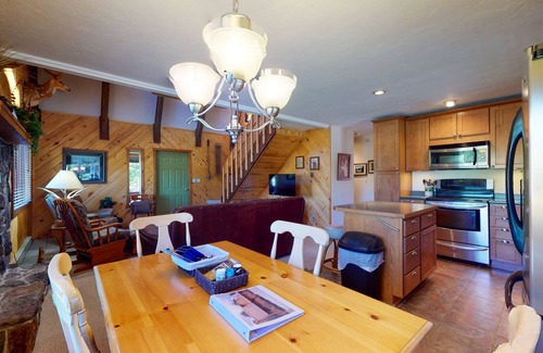 Ponderosa Pines Cabina | Cabin retreat with wrap-around porch, work spaces,