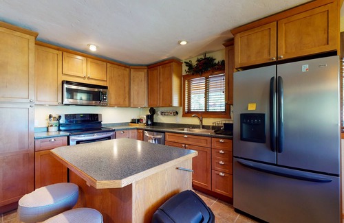 Ponderosa Pines Cabina | Cabin retreat with wrap-around porch, work spaces,