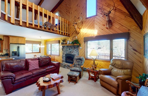 Ponderosa Pines Cabina | Cabin retreat with wrap-around porch, work spaces,