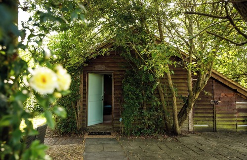 Abbess Roding Cabina | Cabin set in rural Kent on a private plot of 30 acres with use of a pool