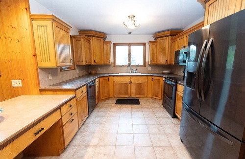 East Jordan Cabina | Main cabin + sleeping bunkhouse, heated inground pool & u-shaped driveway.