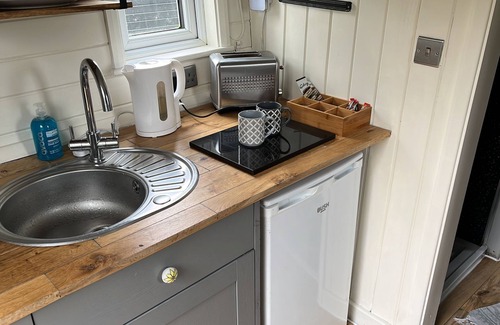 Llanfair Caereinion Cabina | Cabin - Sleeps 2 hot tub & parking
