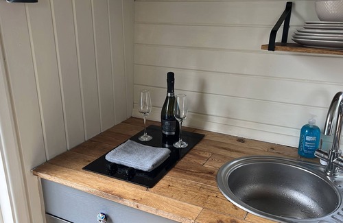 Llanfair Caereinion Cabina | Cabin - Sleeps 2 hot tub & parking