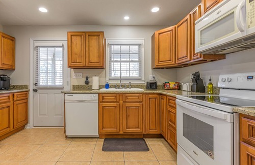 Cartersville Casa | Cabin Style & Cozy Back Deck Near LakePoint PBR