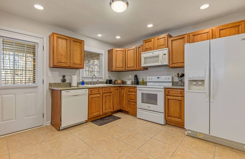 Cartersville Casa | Cabin Style & Cozy Back Deck Near LakePoint PBR