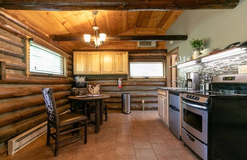 Asheville Cabina | Cabin Thyme | Authentic Cabin 15 mins from DT Asheville - Amenities Abound!