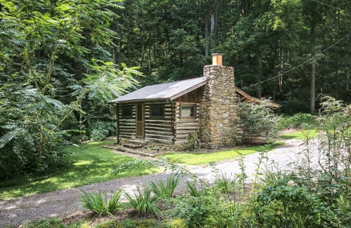 Asheville Cabina | Cabin Thyme | Authentic Cabin 15 mins from DT Asheville - Amenities Abound!