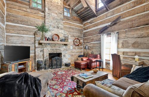 Guntersville Casa | Cabin Unbound - Historic Lakefront Comfort cabin