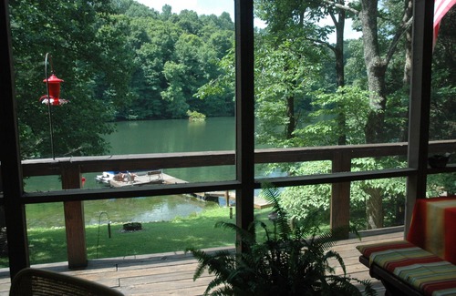 Elizabeth Casa | Cabaña / Casa de vacaciones en el bosque en un lago privado cerca de Louisville, Ky
