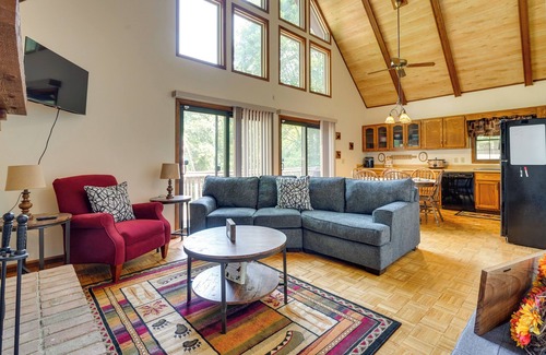 Howard Cabina | Cabin w/ Deck ~ 3 Mi to Apple Valley Lake!