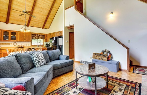 Howard Cabina | Cabin w/ Deck ~ 3 Mi to Apple Valley Lake!