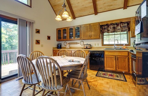 Howard Cabina | Cabin w/ Deck ~ 3 Mi to Apple Valley Lake!