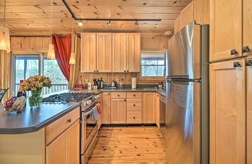 Mathias Cabina | Cabin w/ Decks & Fire Pit Near Lost River!