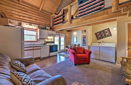 Spanish Valley Cabina | ¡NUEVO! Cabina w / Fire Pit, vistas y barbacoa, 18 mi a Moab!