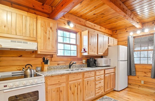 New Plymouth Cabina | Cabin w/ Hot Tub and Fire Pit