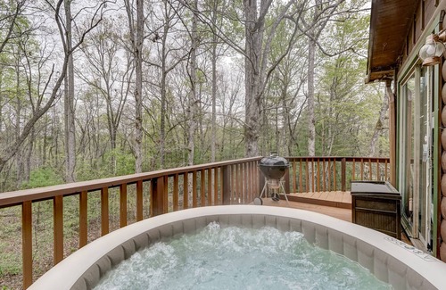 Blairsville Cabina | Cabin w/ Hot Tub. Casino 18 miles, Free Pass to swimming beach. Fishing 4 miles