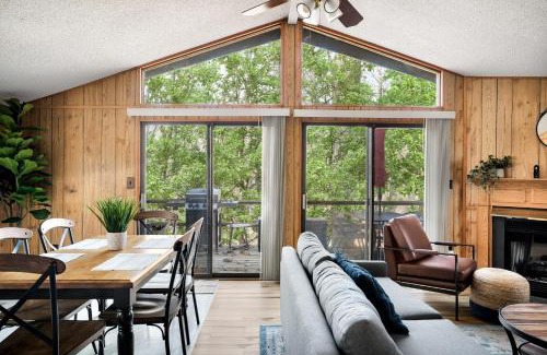 The Woods Casa | Cabin w Hot Tub, Indoor Pool/Gym Access, & WiFi