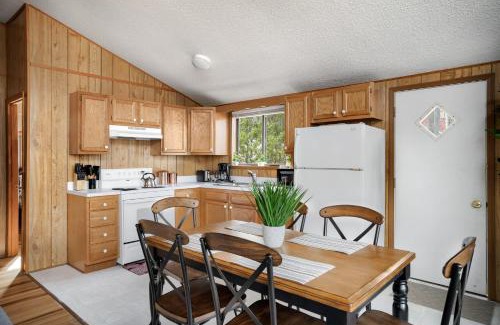 The Woods Casa | Cabin w Hot Tub, Indoor Pool/Gym Access, & WiFi