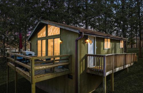 The Woods Casa | Cabin w Hot Tub, Indoor Pool/Gym Access, & WiFi