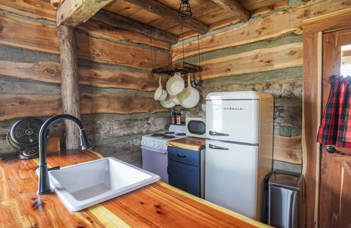 Hye Cabina | Cabin w modern upgrades next to the BEST wine, stars, peace, hot tub, relax
