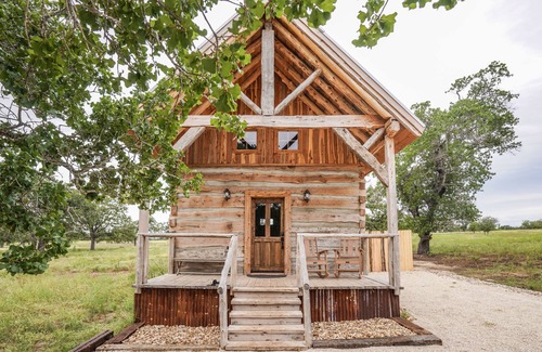 Hye Cabina | Cabin w modern upgrades next to the BEST wine, stars, peace, hot tub, relax