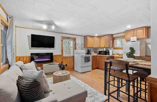 Thornton Cabina | Cabin W/Private Hot tub~Pet Friendly Near Loon mtn,Waterville & Owls nest Resrt!
