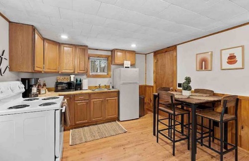 Thornton Cabina | Cabin W/Private Hot tub~Pet Friendly Near Loon mtn,Waterville & Owls nest Resrt!