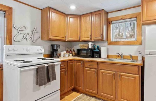 Thornton Cabina | Cabin W/Private Hot tub~Pet Friendly Near Loon mtn,Waterville & Owls nest Resrt!
