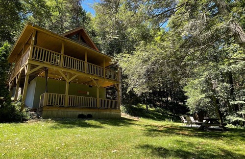 Mustoe Cabina | CABIN W/PRIVATE HOT TUB, MINS TO SNOWSHOE-RESORT,BIKING,HIKING,MOTORCYCLE RIDING