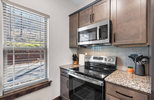 Hollister Cabina | Labor Day Open-Cabin w Water View-Community Indoor Pool-Pvt Hot Tub-Free Local Attraction Tickets