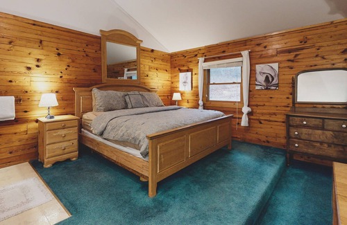 Eureka Springs Cabina | Cabin with a fireplace, grill, deck, AC & cable in quiet location