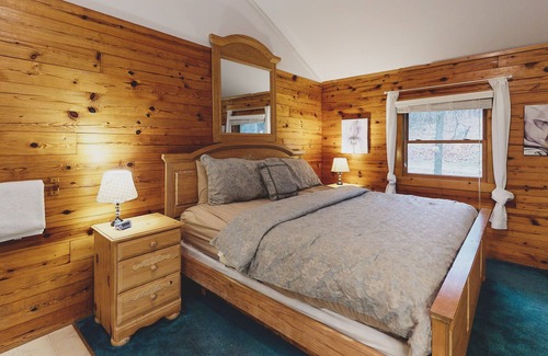Eureka Springs Cabina | Cabin with a fireplace, grill, deck, AC & cable in quiet location