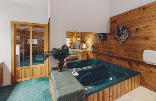 Eureka Springs Cabina | Cabin with a fireplace, grill, deck, AC & cable in quiet location