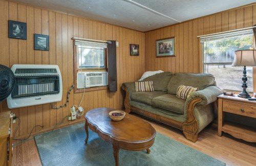 Branson West Casa | Cabin with Fire Pit - 12 Mi to Silver Dollar City!