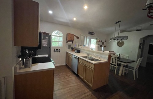 Murphy Cabina | Cabin with Firepit, HotTub and Fireplace near waterfalls, wineries on 1.25 acres